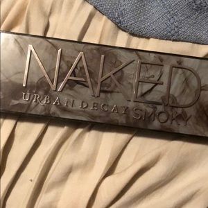 Naked eyeshadow in Smoky